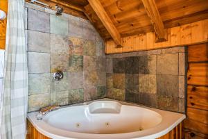 Koupelna v ubytování Hot Tub Cute Studio Cabin Views Private Relax