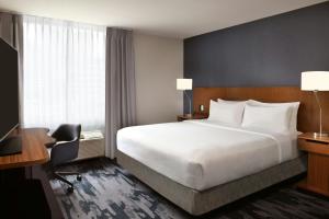 Postel nebo postele na pokoji v ubytování Fairfield Inn & Suites by Marriott Calgary Downtown