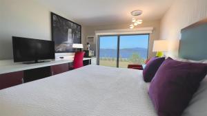 TV a/nebo společenská místnost v ubytování The Oceanside, a Coast Hotel