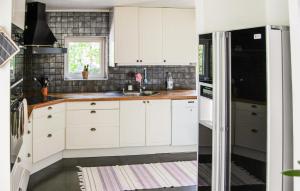 Η κουζίνα ή μικρή κουζίνα στο 3 Bedroom Beautiful Home In Nynäshamn