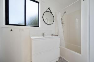 Bilik mandi di Iconic Beach House on Bruce Inverloch +10 gambar
