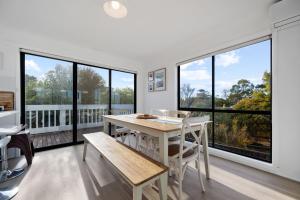 Balkoni atau teres di Iconic Beach House on Bruce Inverloch