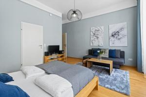 une chambre avec un lit et un canapé dans l'établissement Neben dem Augarten I 5 min to Metro I 10 Min to City, à Vienne