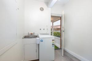 Η κουζίνα ή μικρή κουζίνα στο Charming Roslyn Home