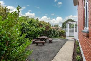 Κήπος έξω από το Charming Roslyn Home