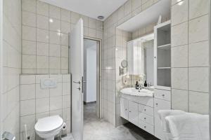 une salle de bain blanche avec toilettes et lavabo dans l'établissement Neben dem Augarten I 5 min to Metro I 10 Min to City, à Vienne