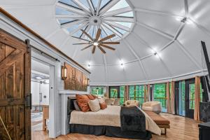 1 dormitorio con 1 cama grande y techo en Dream Catcher home, en Townsend