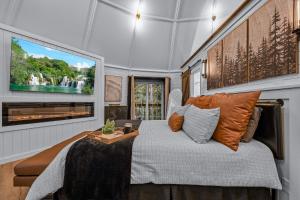 Un dormitorio con una cama y un televisor en una pared. en Dream Catcher home, en Townsend