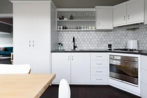 O bucătărie sau chicinetă la Work & Wander | Cottage w/ Dedicated Office