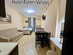En eller flere senger på et rom på Hotel Asteri