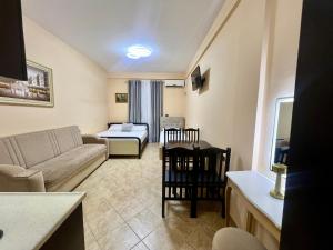 En eller flere senger på et rom på Hotel Asteri