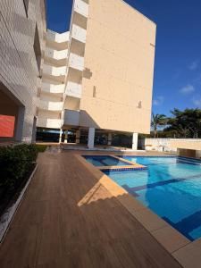 MacajatubaにあるAPTO de 3 quartos a 2km da praia do araçagyの建物の前にプールがある建物 +9枚の写真