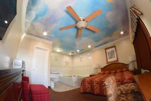 a bedroom with a ceiling with a ceiling fan at The Palace Inn in Oxnard
