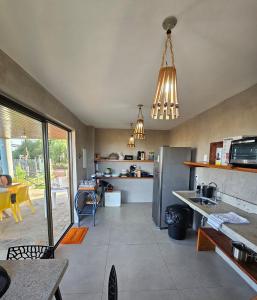eine Küche mit zwei an der Decke hängenden Lichtern in der Unterkunft Chalé Duplex Beira Mar Macapá in Luis Correia