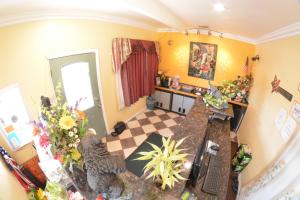 a living room with a kitchen with yellow walls at The Palace Inn in Oxnard