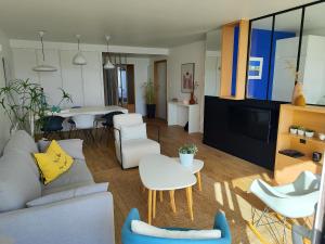 Televízia a/alebo spoločenská miestnosť v ubytovaní Superbe appartement moderne face mer - Wifi gratuite - Proche commerces et plage - FR-1-323-257