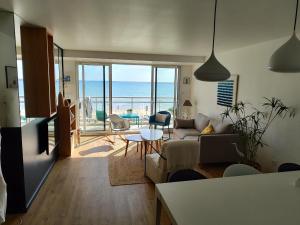 Posedenie v ubytovaní Superbe appartement moderne face mer - Wifi gratuite - Proche commerces et plage - FR-1-323-257