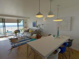 Posedenie v ubytovaní Superbe appartement moderne face mer - Wifi gratuite - Proche commerces et plage - FR-1-323-257
