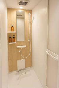 un baño con ducha y espejo en 誠家 Makoto Hotel, en Tokio 34 fotos más