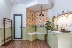 ein Badezimmer mit Waschbecken und Toilette in der Unterkunft Boutique Home Van Mieu Ha Noi in Hanoi