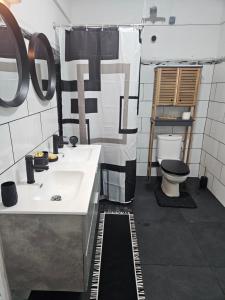 Koupelna v ubytování villa André + 12 fotografií