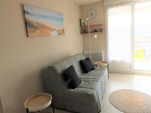 una sala de estar con un sofá y una mesa en Studio à 400m des plages - 3 couchages - Garage inclus - FR-1-738-50, en Saint-Palais-sur-Mer 2 fotos más