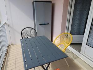 Una mesa azul y dos sillas en un balcón. en Studio à 400m des plages - 3 couchages - Garage inclus - FR-1-738-50, en Saint-Palais-sur-Mer