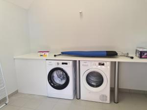 a table with a washing machine and a washer at Gîte 3*-6 & 14 pers, rénové 2022, proche Châtre - FR-1-591-747 in Le Magny