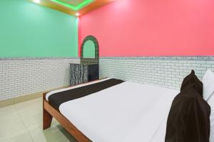 Postel nebo postele na pokoji v ubytování Hotel O Yuvraj Lodge