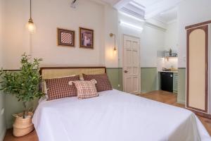 ein Schlafzimmer mit einem großen weißen Bett in einem Zimmer in der Unterkunft Boutique Home Van Mieu Ha Noi in Hanoi + 52 Fotos