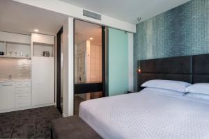 Posteľ alebo postele v izbe v ubytovaní Four Points by Sheraton Auckland
