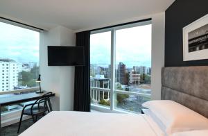 Posteľ alebo postele v izbe v ubytovaní Four Points by Sheraton Auckland