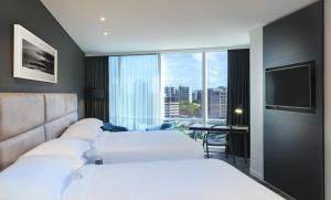 Posteľ alebo postele v izbe v ubytovaní Four Points by Sheraton Auckland