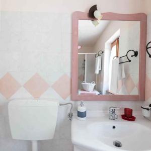 Ένα μπάνιο στο Holiday home in Ceppo Morelli - Piemont 52109