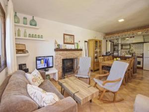 ein Wohnzimmer mit Sofa und Kamin in der Unterkunft Nice holiday home with private pool in Manacor