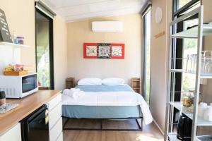 Posteľ alebo postele v izbe v ubytovaní Hill Creek Tiny House 4 by Tiny Away