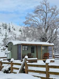 Shepherds Hut Gateway to Tekapo and the MacKenzie District v zimě