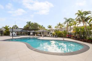 Hồ bơi trong/gần Elanora Oasis - Lakefront Serenity and Resort Living