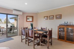 Φωτογραφία από το άλμπουμ του Soak & Stay Acacia Bay - spa, pet, family friendly σε Taupo