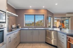 Φωτογραφία από το άλμπουμ του Soak & Stay Acacia Bay - spa, pet, family friendly σε Taupo