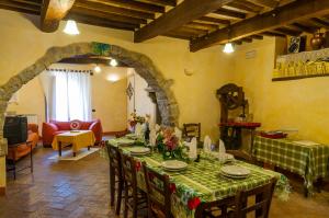 un soggiorno con un tavolo con una tovaglia verde di La Primula a Mercatale Altre 15 foto