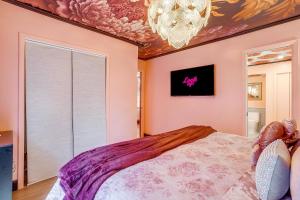 Letto o letti in una camera di Maximalist IG-Worthy Bachelorette Vibes with Virtue, Saltwater Pool and Poolhouse