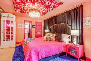 Letto o letti in una camera di Maximalist IG-Worthy Bachelorette Vibes with Virtue, Saltwater Pool and Poolhouse