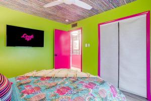 Letto o letti in una camera di Maximalist IG-Worthy Bachelorette Vibes with Virtue, Saltwater Pool and Poolhouse