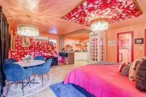Cucina o angolo cottura di Maximalist IG-Worthy Bachelorette Vibes with Virtue, Saltwater Pool and Poolhouse