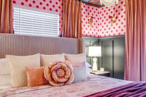Letto o letti in una camera di Maximalist IG-Worthy Bachelorette Vibes with Virtue, Saltwater Pool and Poolhouse