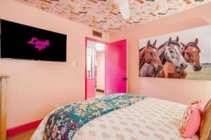 Letto o letti in una camera di Maximalist IG-Worthy Bachelorette Vibes with Virtue, Saltwater Pool and Poolhouse