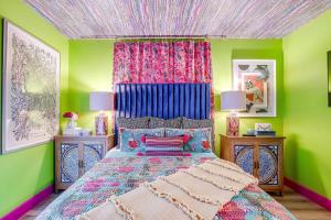 Letto o letti in una camera di Maximalist IG-Worthy Bachelorette Vibes with Virtue, Saltwater Pool and Poolhouse