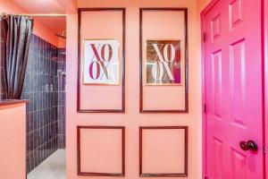 Foto dalla galleria di Maximalist IG-Worthy Bachelorette Vibes with Virtue, Saltwater Pool and Poolhouse a Grand Prairie