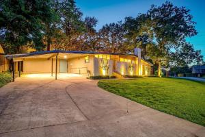 una casa con un vialetto di fronte a un cortile di Maximalist IG-Worthy Bachelorette Vibes with Virtue, Saltwater Pool and Poolhouse a Grand Prairie